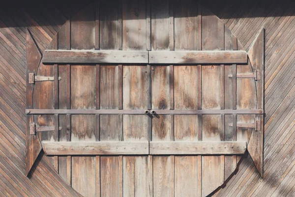 Деревянные круглые двери на деревянных досках, фон . — стоковое фото