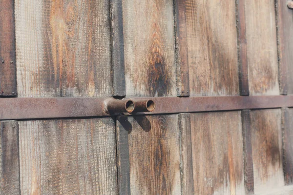 Двери из натурального дерева с ржавыми металлическими ручками, фон . — стоковое фото
