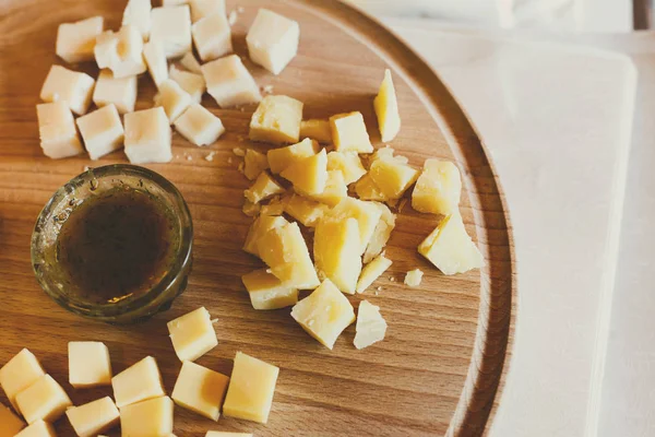 Bandeja de queso, parmesano en plato de madera natural con salsa —  Fotos de Stock