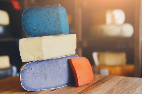 Ассортимент сыра Гауда песто. Лаванда, синий, фиолетовый и красный — стоковое фото
