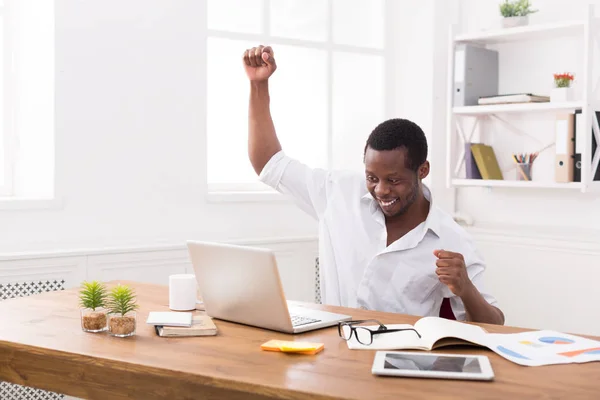Ευτυχής επιχειρηματίας νίκη. Νικητής, μαύρο άνδρα στο γραφείο — Φωτογραφία Αρχείου