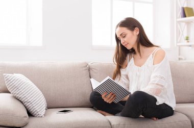 Genç kadın onu notlar okuma