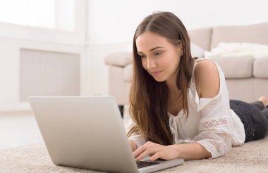 Dizüstü bilgisayar kullanan genç kız