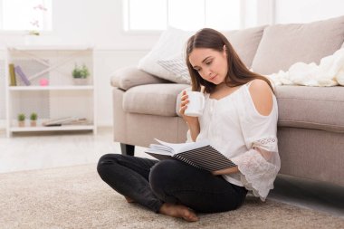 Kitap okuyan genç bir kadın.