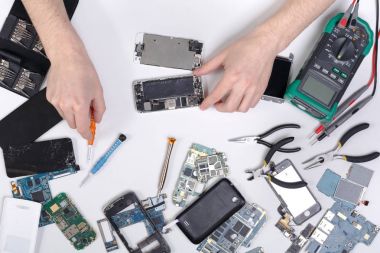 Smartphone, dissasembling telefon üstten görünüm onarma