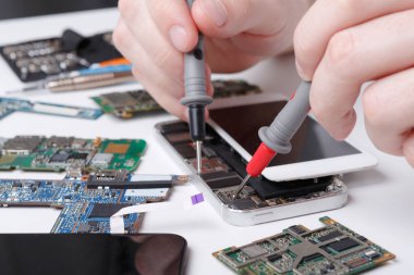 Smartphone multimetre ile tamir yakın çekim