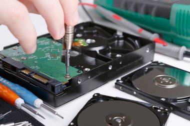 Sabit disk sürücü sökülmesi yakın çekim