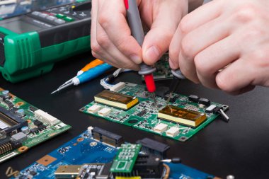 Elektronik devre kartı teftiş yakın çekim