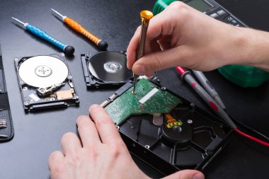 Sabit disk sürücü sökülmesi yakın çekim