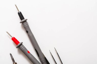 Beyaz arka plan üzerinde tamirata ve ölçüm araçları