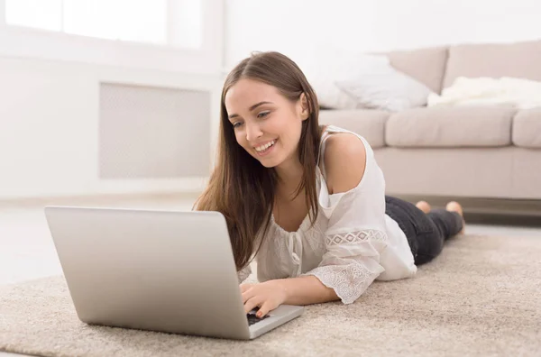 Chica joven charlando en línea en el ordenador portátil —  Fotos de Stock