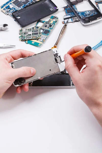 Reparateur disassembleren telefoon met schroevendraaier — Stockfoto