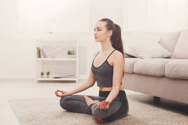 Yoga em casa, mulher fazer pose de lótus — Fotografia de Stock