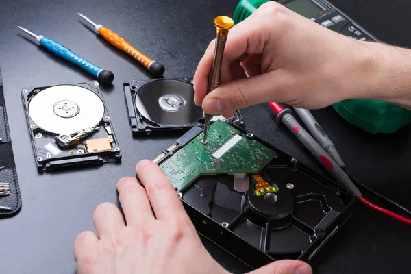 Sabit disk sürücü sökülmesi yakın çekim