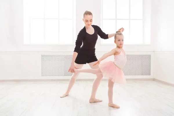 Menina aprende ballet com espaço de cópia do professor — Fotografia de Stock