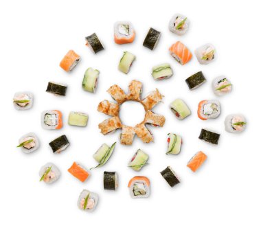 Suşi, maki ve beyaz arka plan üzerinde izole rulo