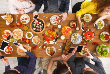 Aracı aygıt bağımlılık, smarphones ile arkadaş yemek