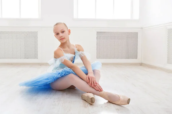 Studente di danza che si esercita in costume da balletto — Foto Stock