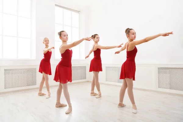 Chicas jóvenes bailando ballet en estudio —  Fotos de Stock