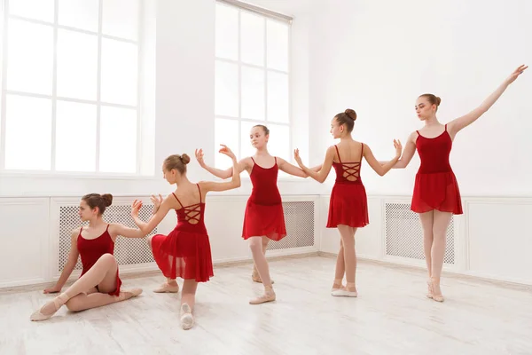 Junge Mädchen tanzen Ballett im Studio — Stockfoto