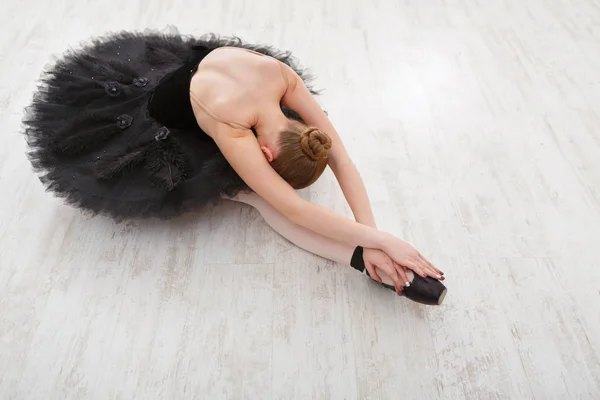 Vackra graciösa ballerina i svart svan klänning — Stockfoto