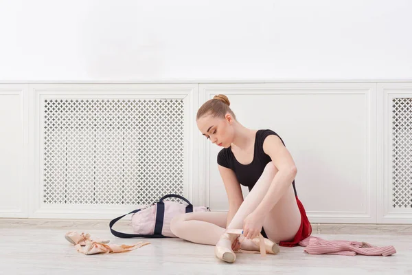 Balerin pointe bale ayakkabıları koyar,