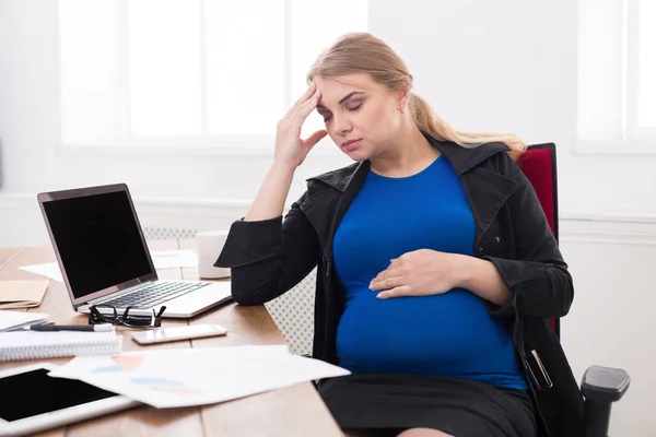 Empresaria embarazada cansada en espacio de copia de oficina — Foto de Stock