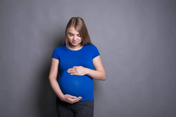 Pegnant mujer acariciando su vientre — Foto de Stock