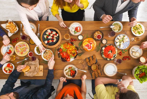 As pessoas comem refeições saudáveis no jantar de mesa servido — Fotografia de Stock