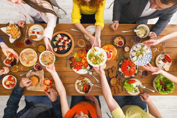 As pessoas comem refeições saudáveis no jantar de mesa servido — Fotografia de Stock