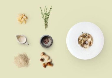 Sarı izole yabani mantar ile malzemeler için İtalyan risotto pişirme