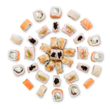 Suşi, maki ve beyaz arka plan üzerinde izole rulo