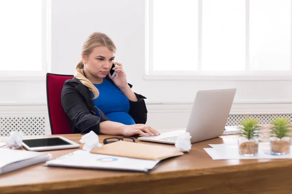 Embarazada mujer de negocios en el trabajo hablando por teléfono — Foto de Stock