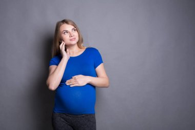 Düşünceli hamile kadın çocuğu hayal ediyor.