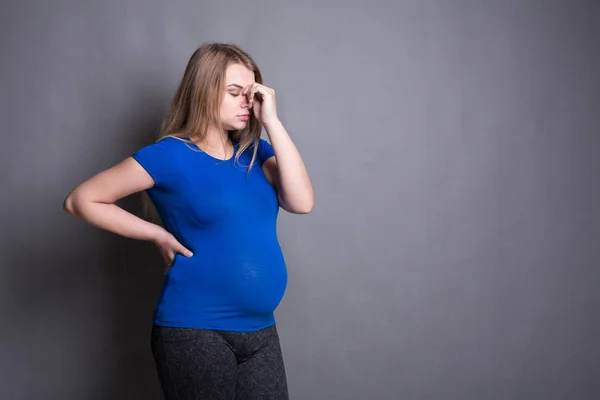 Jeune femme enceinte blonde avec des maux de tête copie espace — Photo