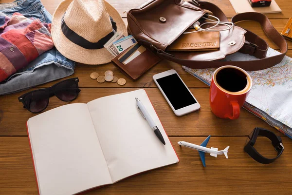 Conjunto de cosas de viaje sobre fondo de madera — Foto de Stock