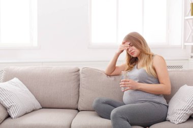 Baş ağrısı kopya alanı ile bekleyen genç sarışın