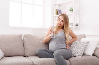 Sırt ağrısı kopya alanı ile hamile kadın