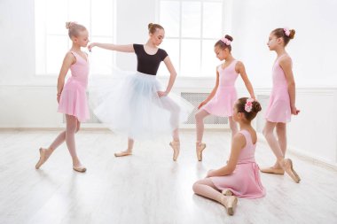 Dans dersinde öğrencileri yardımcı öğretmen