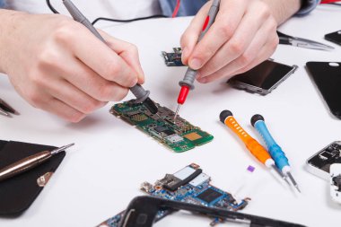 Smartphone multimetre ile tamir yakın çekim