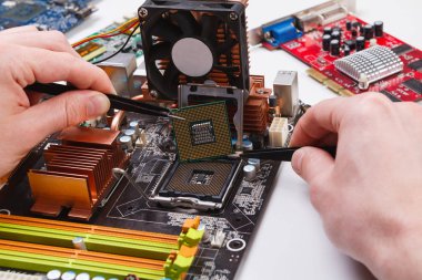 Teknisyen mikroişlemciye anakart takın