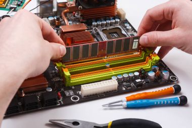 Bilgisayar teknisyeni yükseltilmesini yakın çekim