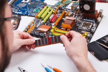 Bilgisayar teknisyeni yükseltilmesini yakın çekim