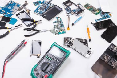 Multimetre ve kırık elektronik tamir dükkanında