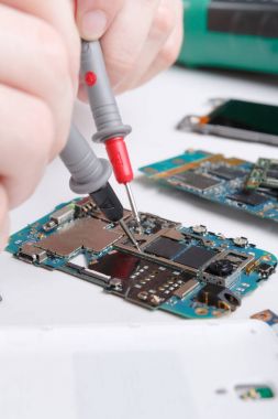 Smartphone multimetre ile tamir yakın çekim