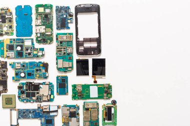 Multimetre ve kırık mobil elektronik tamir dükkanında