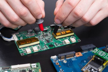 Elektronik devre kartı teftiş yakın çekim