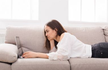 Online evde çalışan kız