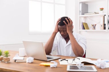 Office, yorgun siyah işadamı laptop ile çalışmak