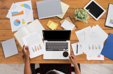 Afrikalı-Amerikalı işadamı iş, Masa üstü görünümü